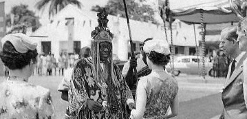 Awujale recieves the Queen of England in Ijebu Ode, during a visit in 1956. Source GettyImages
