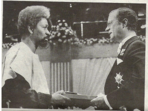 Soyinka recieving the Nobel in 1986