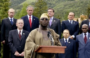 Obasanjo makes a statement at the closing ceremony of the G8 Summit in Canada, 2002. Photo: Luke FRAZZA. Getty Images.