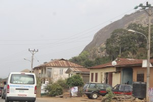 Akoko people occupy the northernmost part of Ondo state that is at the entrot to Abuja from Lagos. In this pic, a public transport apparently en-route Abuja transverse the hilly Epinmi Akoko town 
