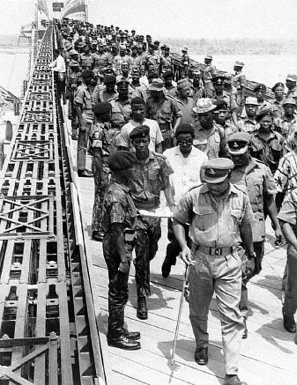 Nigerian army crosses Onitsha bridge after war